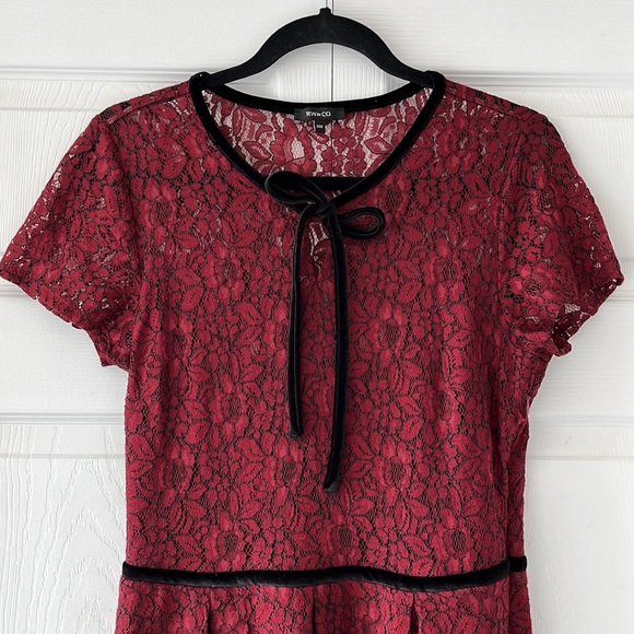 Lace dress - Picture 2 of 7